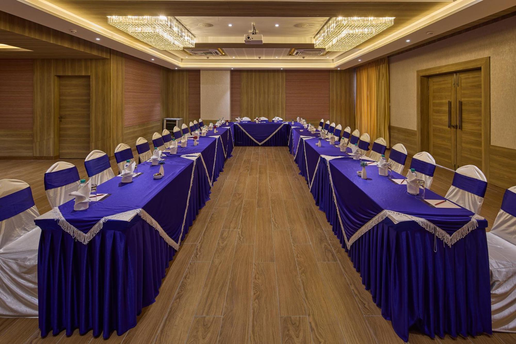 Grand Continent Hosur A Sarovar Portico Affiliate Hotel ภายนอก รูปภาพ