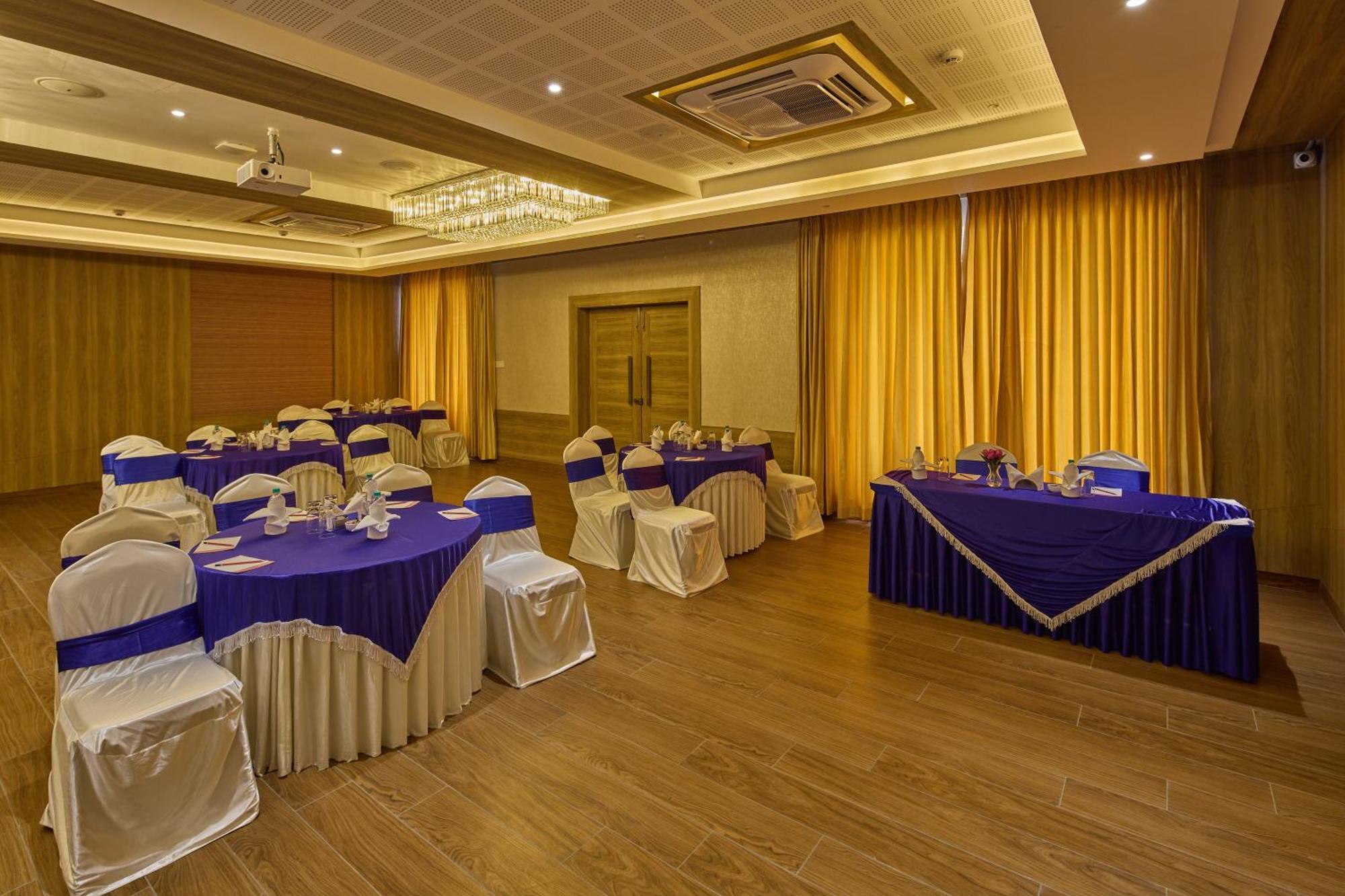 Grand Continent Hosur A Sarovar Portico Affiliate Hotel ภายนอก รูปภาพ