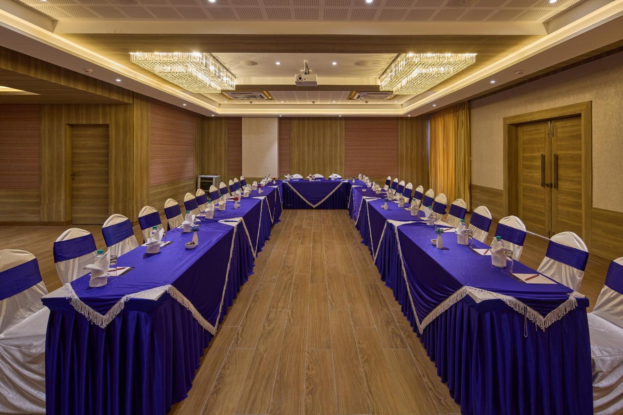 Grand Continent Hosur A Sarovar Portico Affiliate Hotel ภายนอก รูปภาพ
