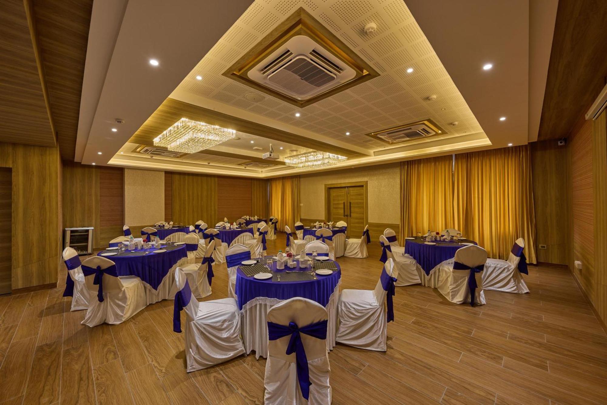 Grand Continent Hosur A Sarovar Portico Affiliate Hotel ภายนอก รูปภาพ